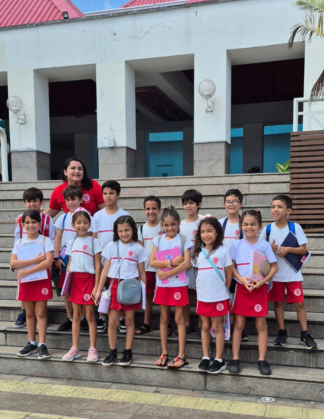 Turma reunida no passeio da escola