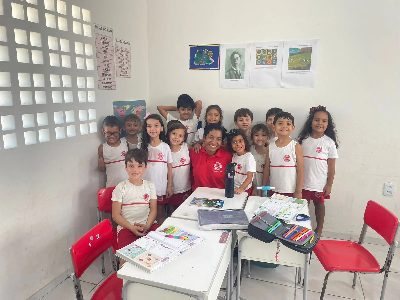 Turma reunida em sala de aula