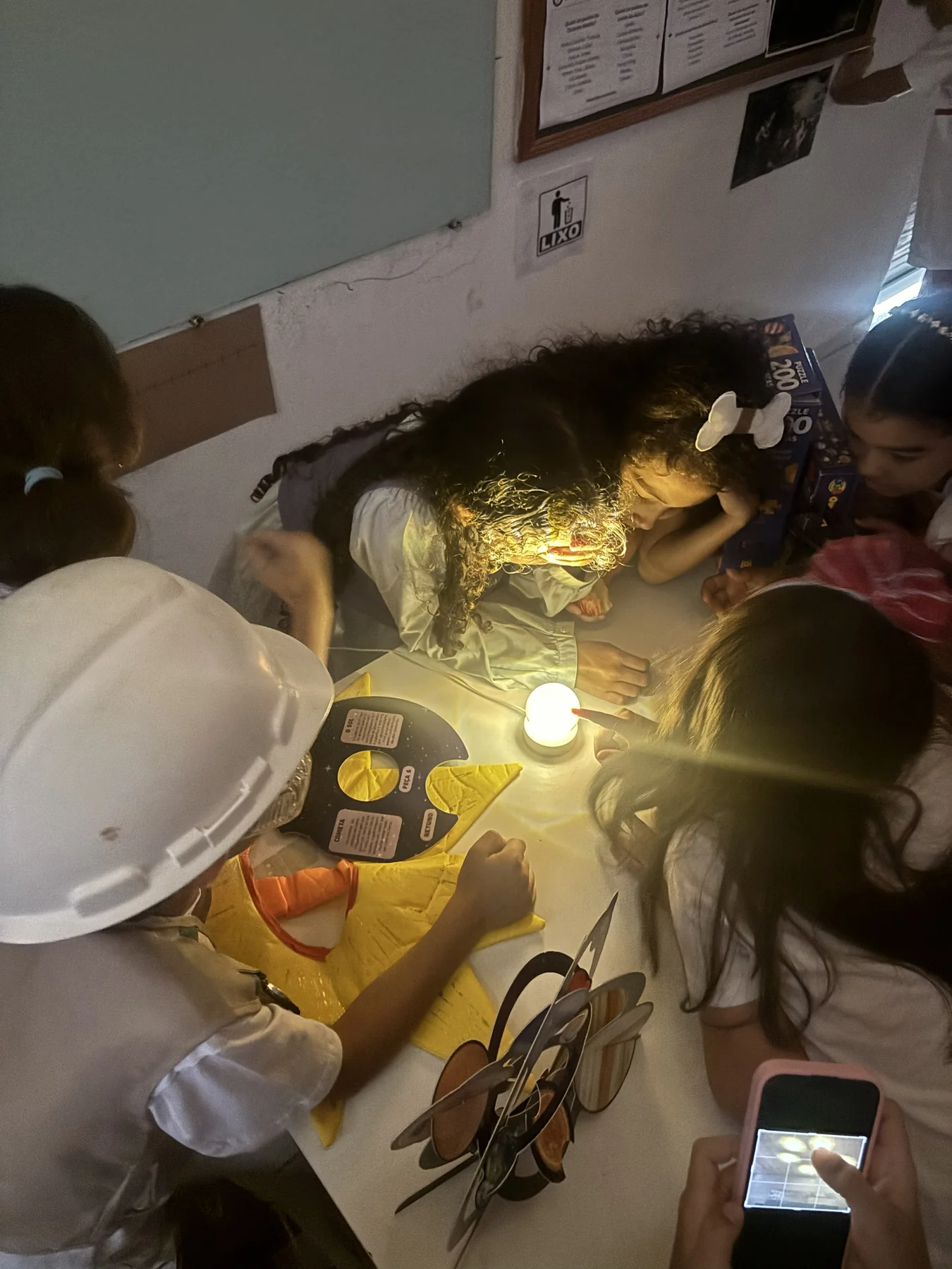 Exploração orientada com luz e observação