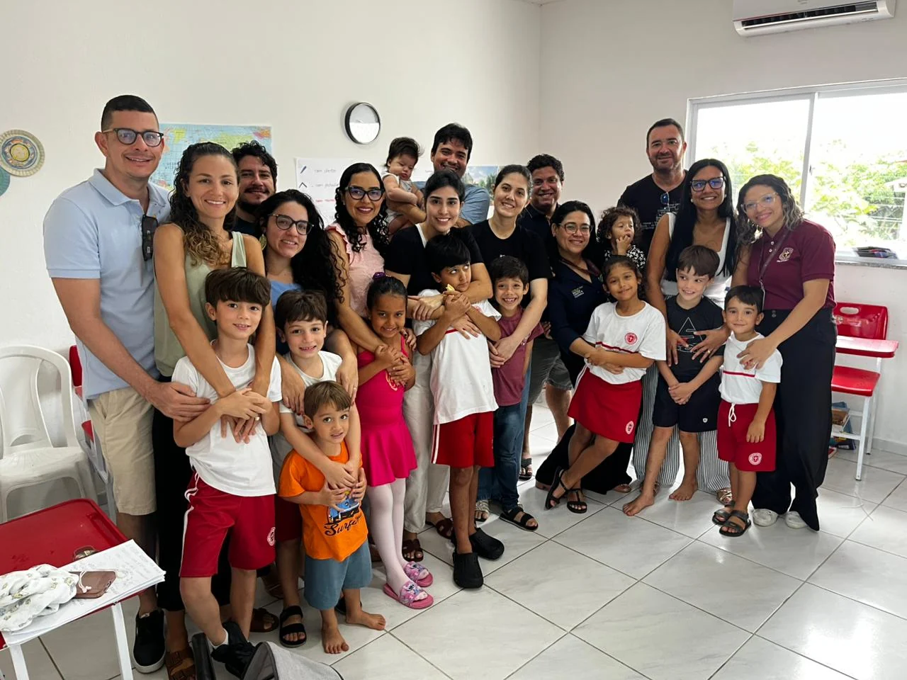 Famílias e alunos reunidos na escola