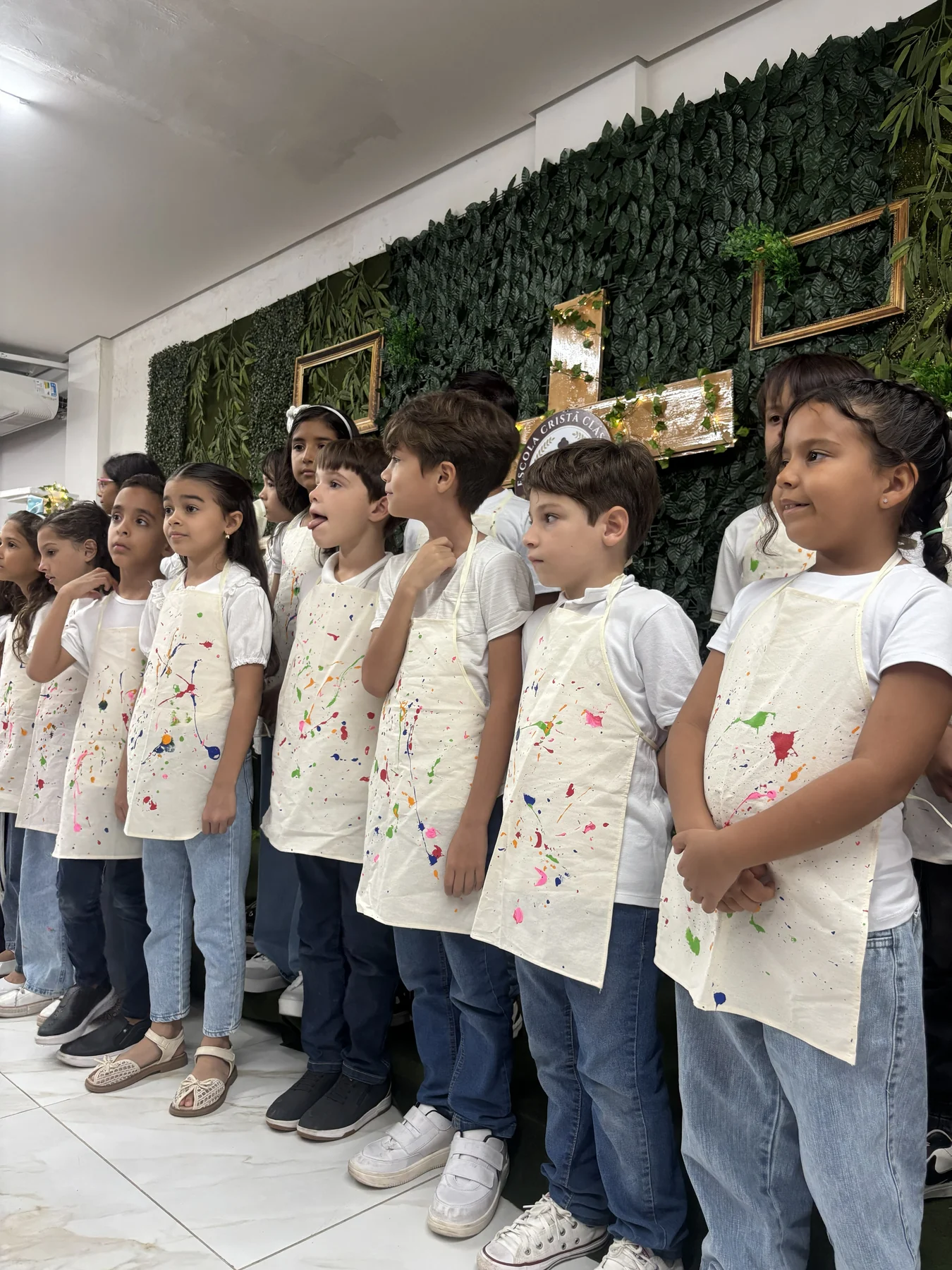 Coro de alunos em apresentação escolar